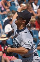 Hasegawa pitches scoreless innings against White Sox